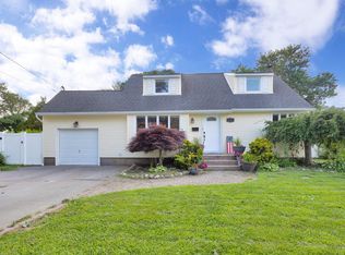 92 Westwood Rd N, Massapequa Park, NY 11762