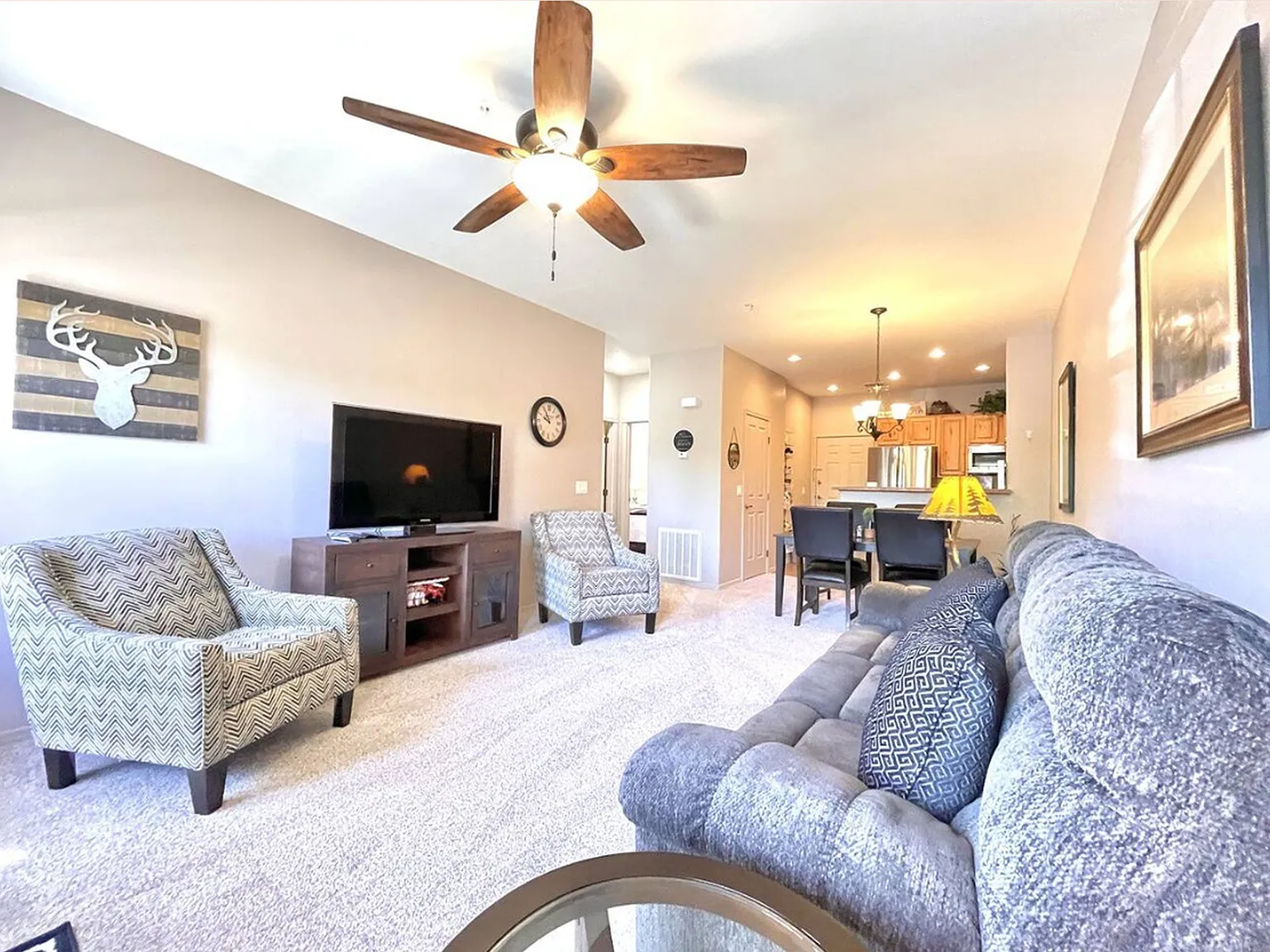 2 bed, 800 sqft, $2,400 — Photo 1