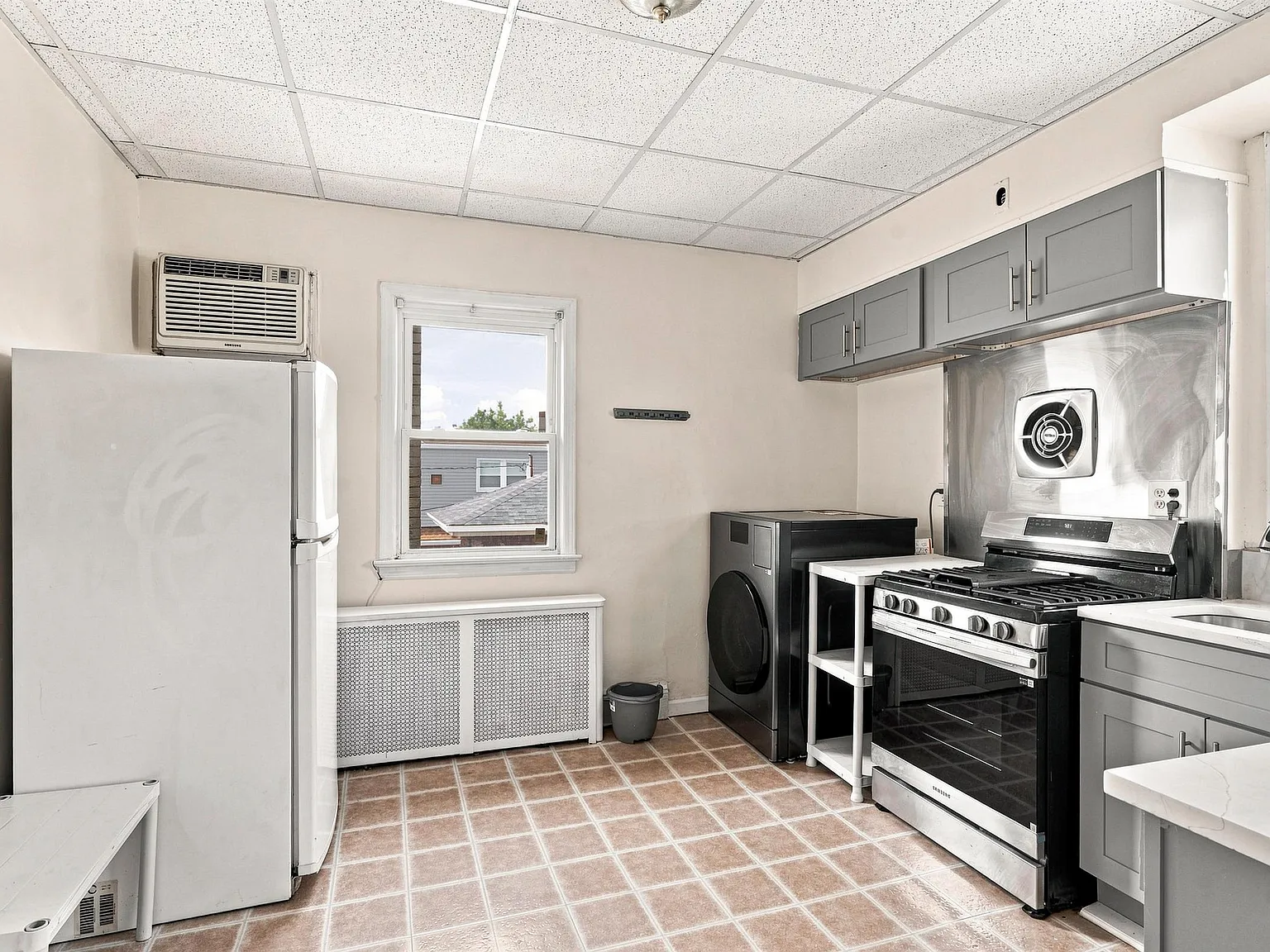 2 bed, 1.0 bath, $2,100 — Photo 2