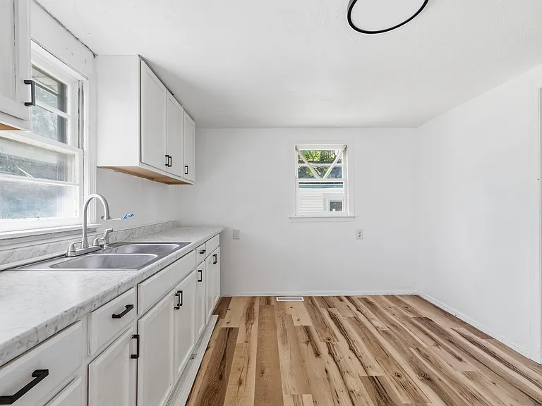 420 W 25th St — Photo 9