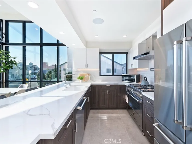 500 E Balboa Blvd — Photo 3