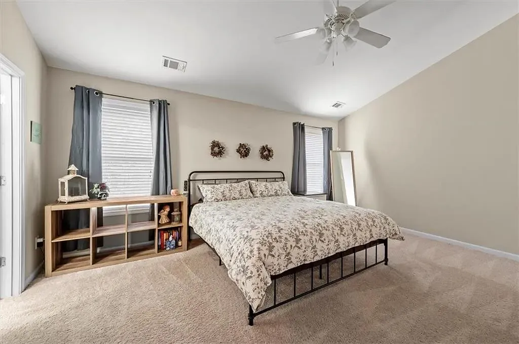 4 bed, 2.5 bath, 2694 sqft, $2,700 — Photo 2