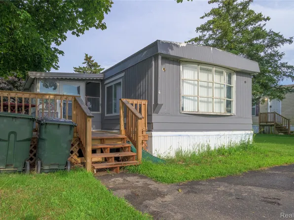 4 Eagle Vista Ln, Lake Orion, MI 48359