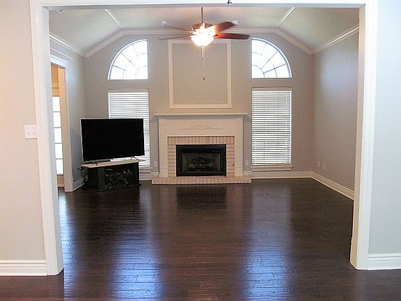 Gorgeous hardwood lvg rm