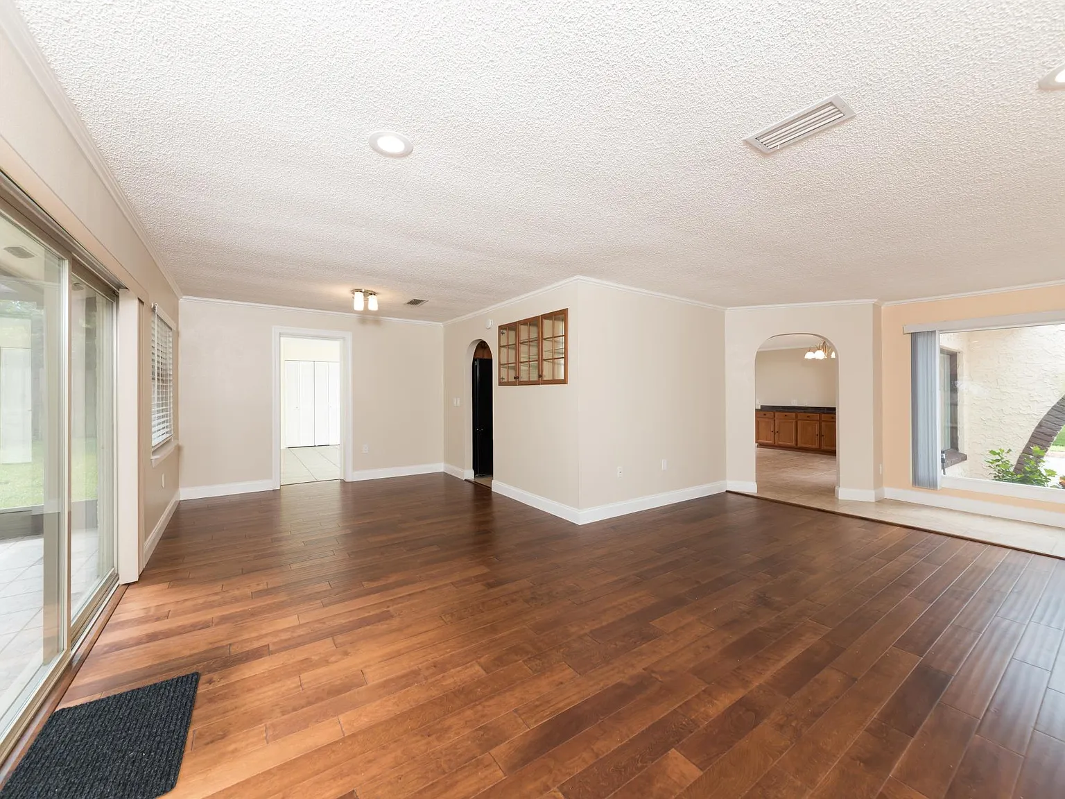 4 bed, 2250 sqft, $3,100 — Photo 4