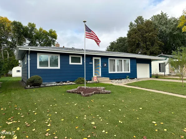 329 14th Ave NE, Jamestown, ND 58401