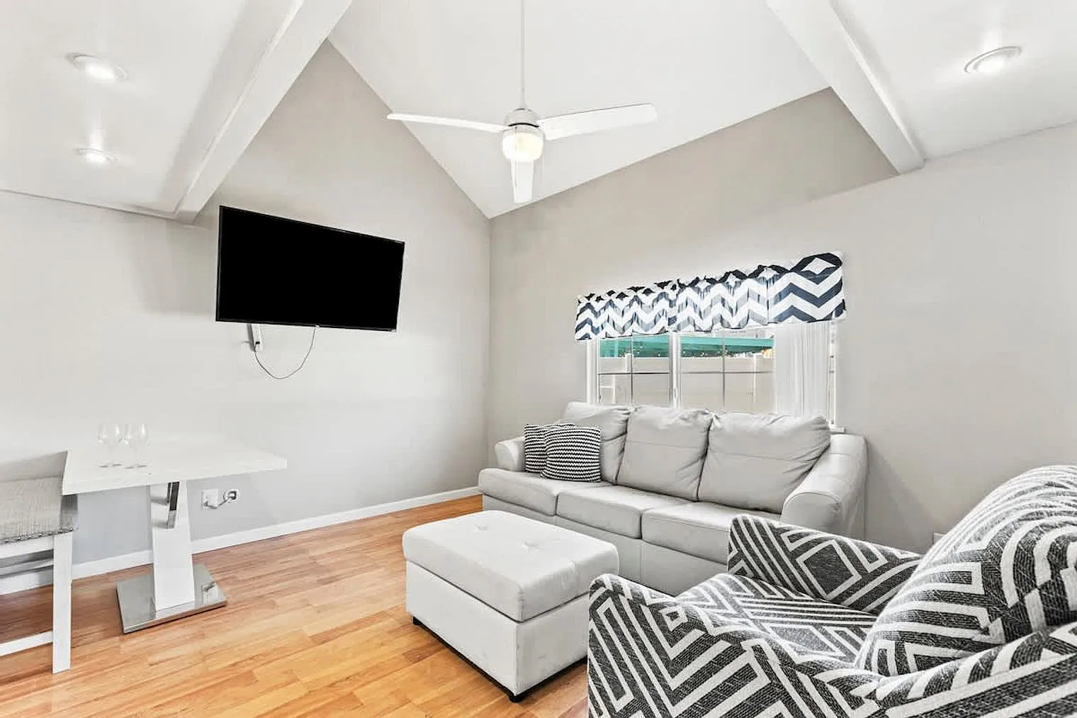 2 bed, 2.0 bath, 914 sqft, $1,408 — Photo 3