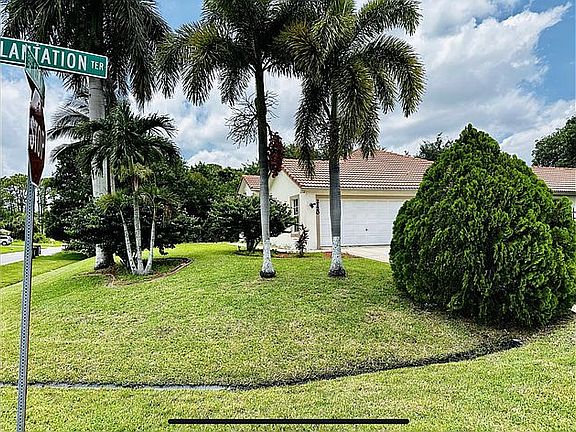 3rd image of 2120 SW Plantation Ter