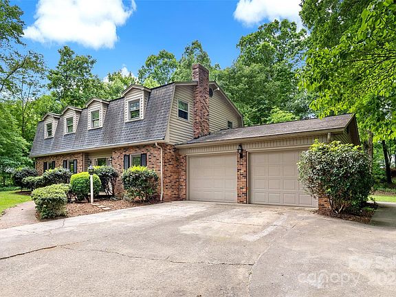 4th image of 221 Camelot Dr