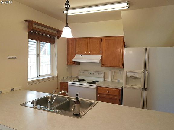 5th image of 1106 W McLoughlin Blvd