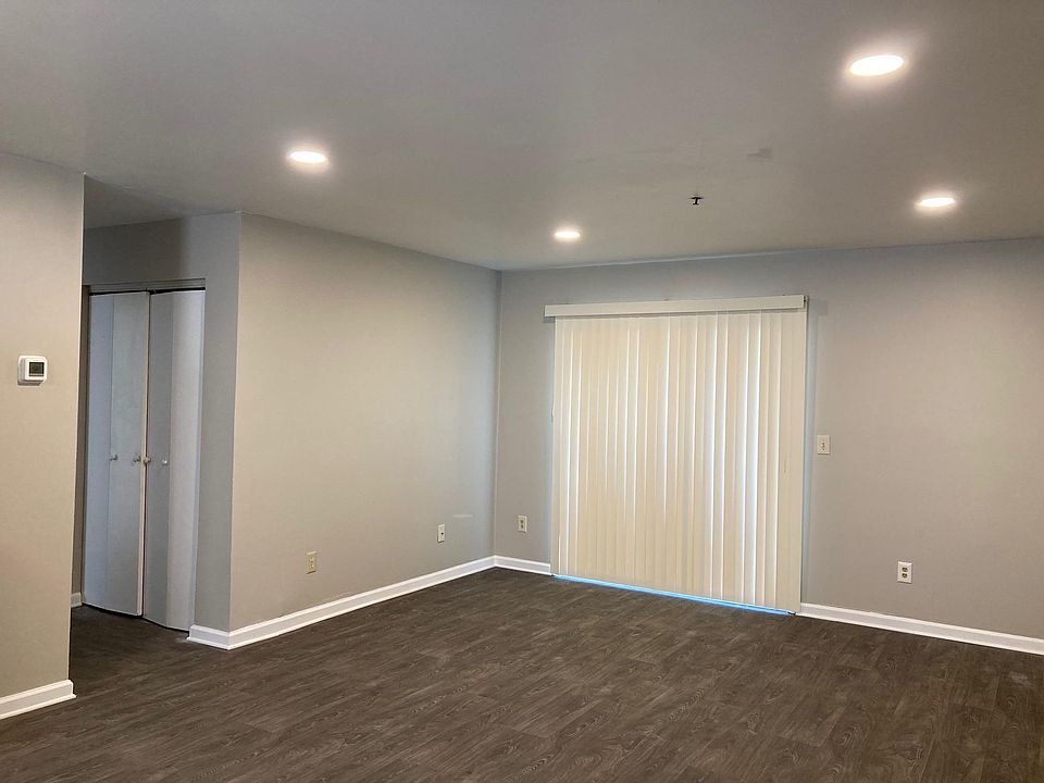 SPACIOUS LIVING ROOM WITH SLIDING DOOR TO PATIO