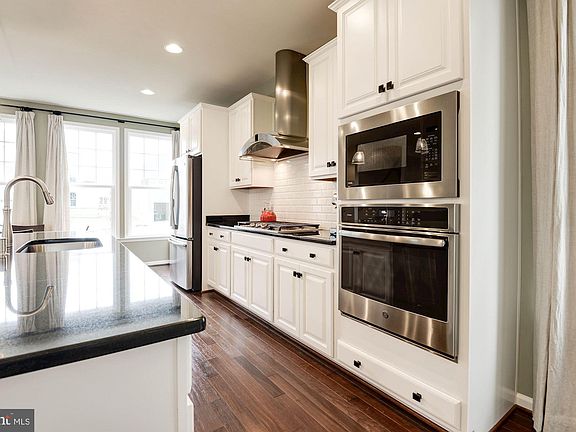 4th image of 1026 Laconian St SE