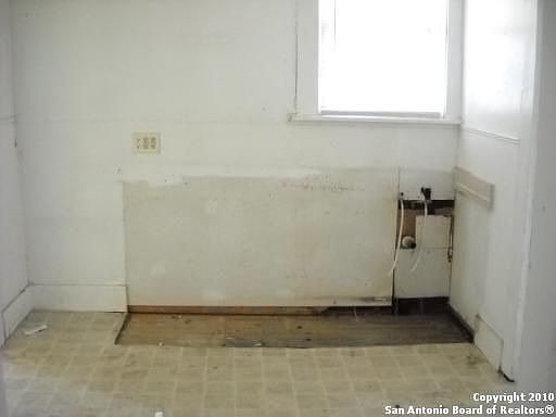 4th image of 2747 E Houston St