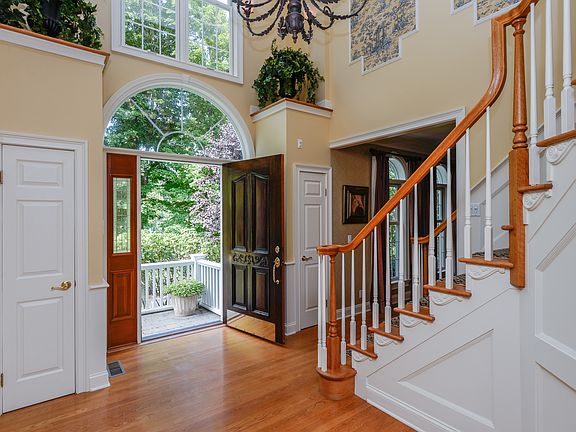 2-Story Entry Foyer with Grand Staircase