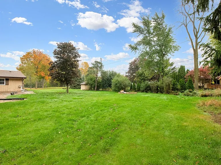 N55W21387 Logan Dr — Photo 3