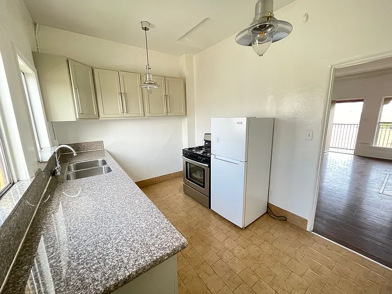 1706 Arlington Ave — Photo 6