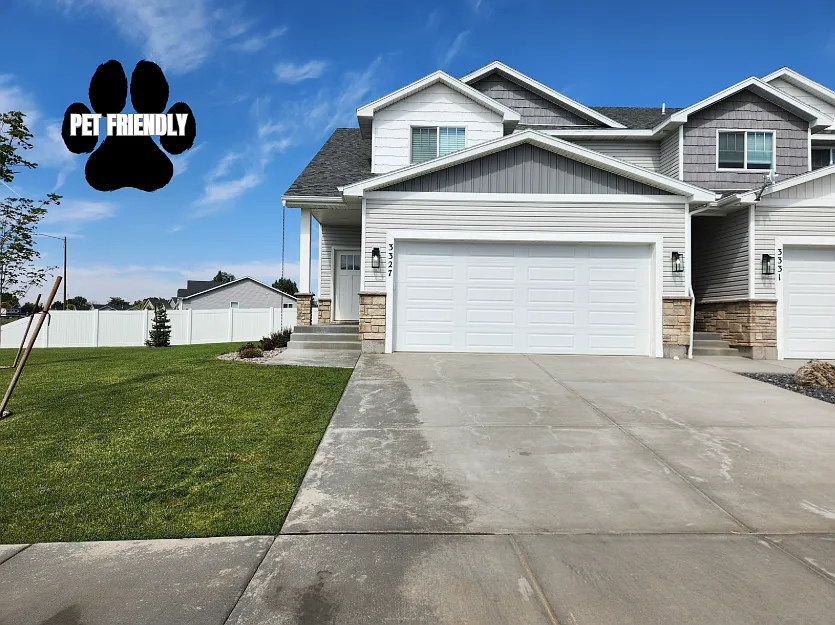 Town Home in Ammon — Photo 1