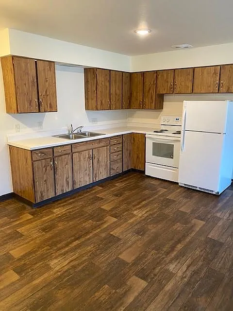 1615 Wilson Ave — Photo 2