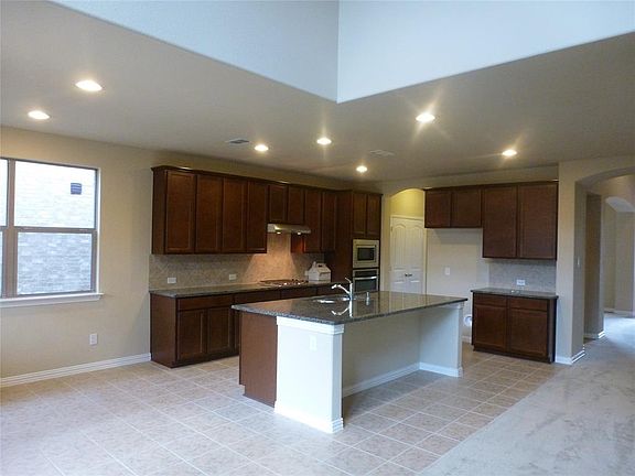 3rd image of 2808 Golfview Dr