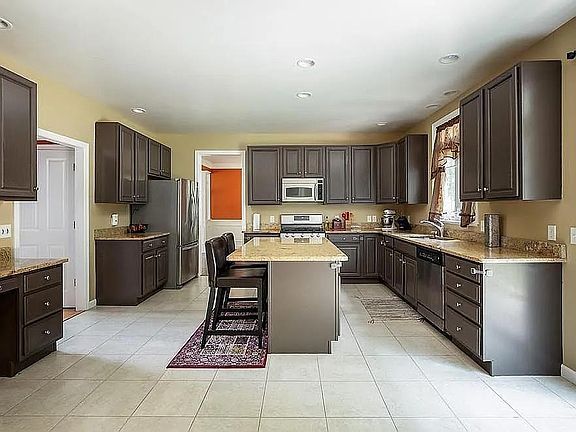 4th image of 3 Lilac Ln