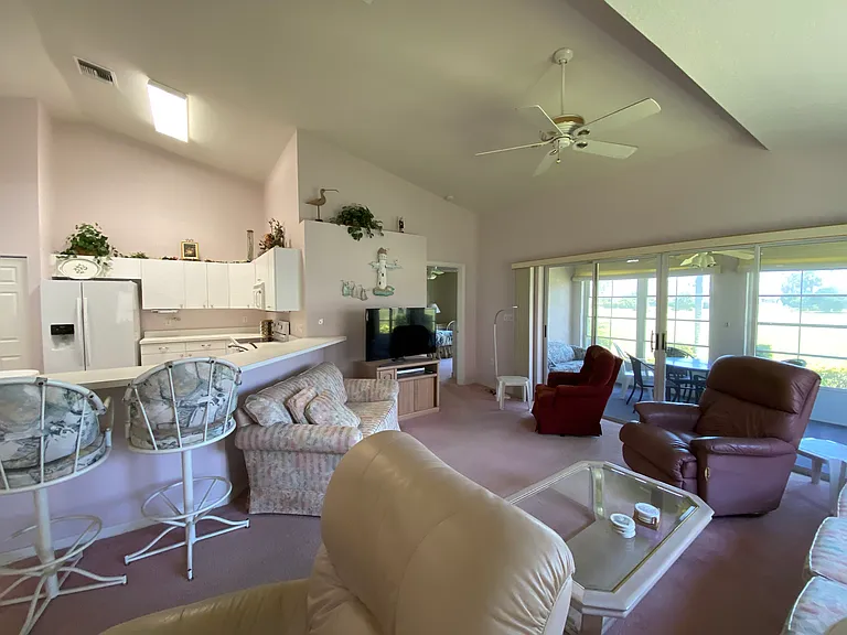 1704 Edgewater Ln — Photo 2