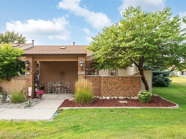 25111 Hamilton Ct Unit 6, South Lyon, MI 48178
