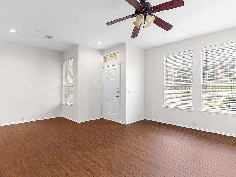 Are you ready to move in to your 3 bedroom, 2.5 bath townhome in McKinney minutes from our historic town square? Close to shopping and Central Expressway