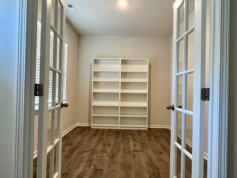 298 Robert Pl — Photo 3