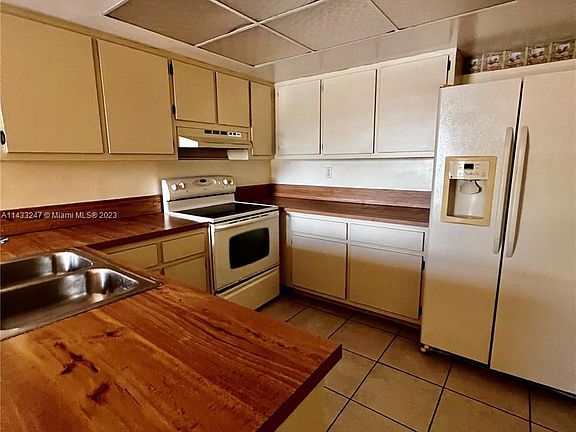5th image of 10889 NW 7th St APT 22-30
