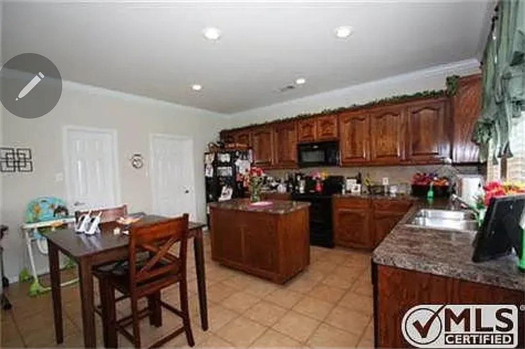 3 bed, 2.5 bath, 2052 sqft, $2,422 — Photo 2