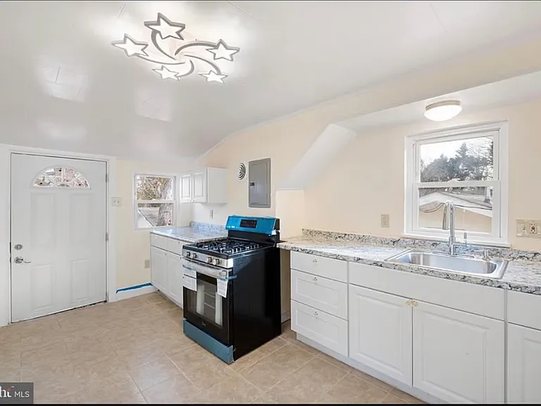 203 Silview Ave — Photo 2