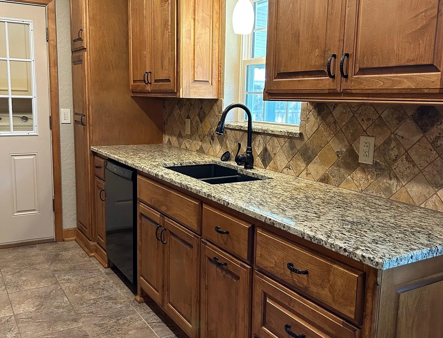 3 bed, 2.0 bath, 1464 sqft, $1,600 — Photo 4