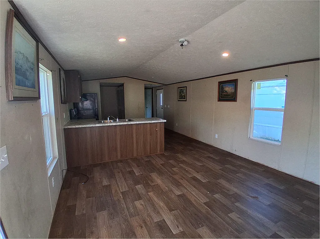 3 bed, 924 sqft, $900 — Photo 3