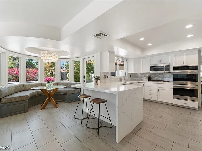2233 Versailles Ct — Photo 44