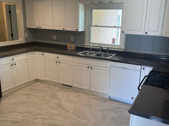 3rd image of 2 Parkwood Cir
