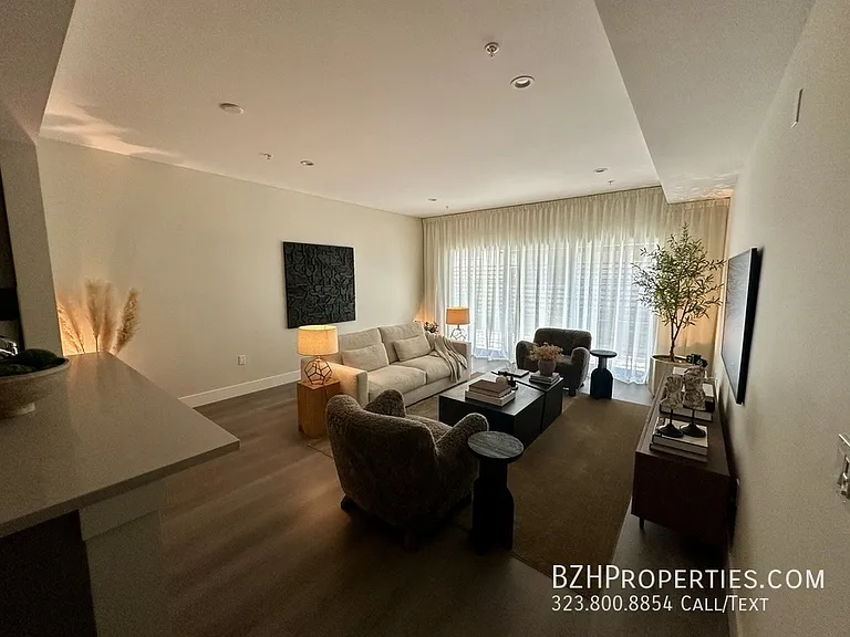 1223 N Hayworth Ave — Photo 17