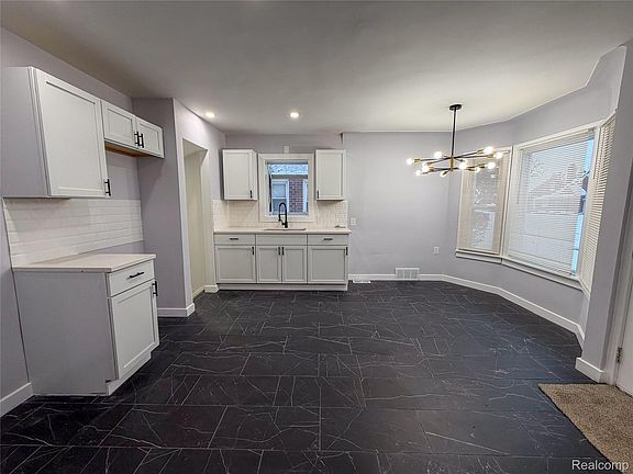 5th image of 19498 Santa Rosa Dr