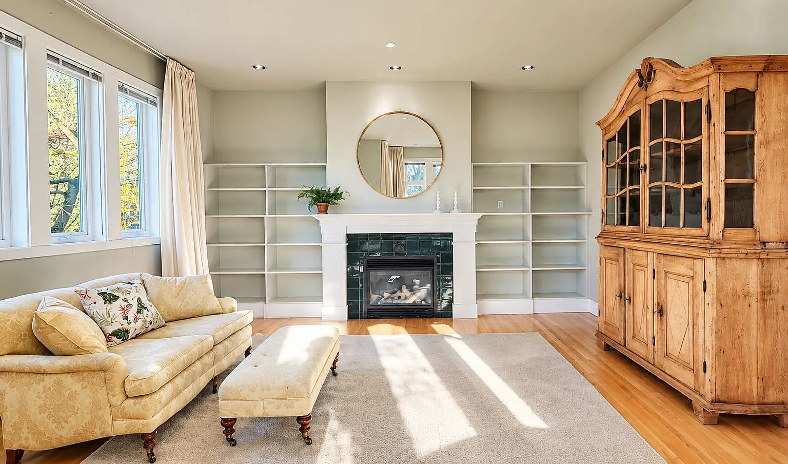 4 bed, 2400 sqft, $6,050 — Photo 4