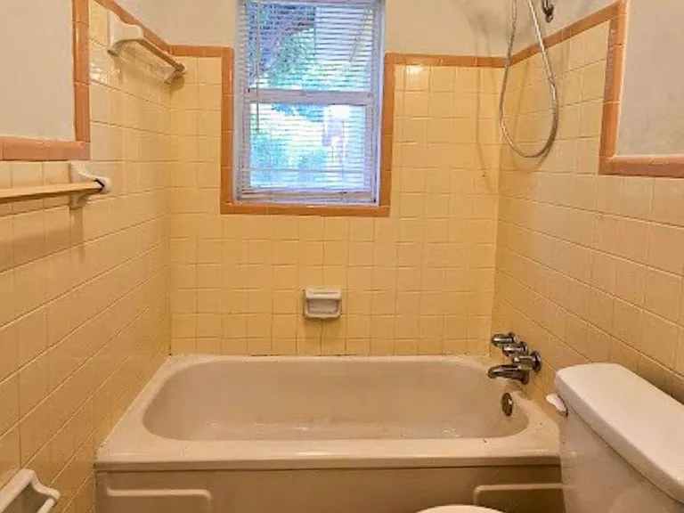 1216 E Myrtle St — Photo 6