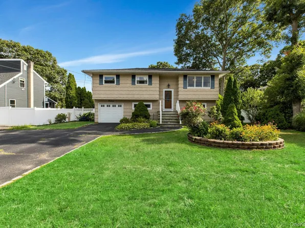 14 Floradora Drive, Mastic, NY 11950