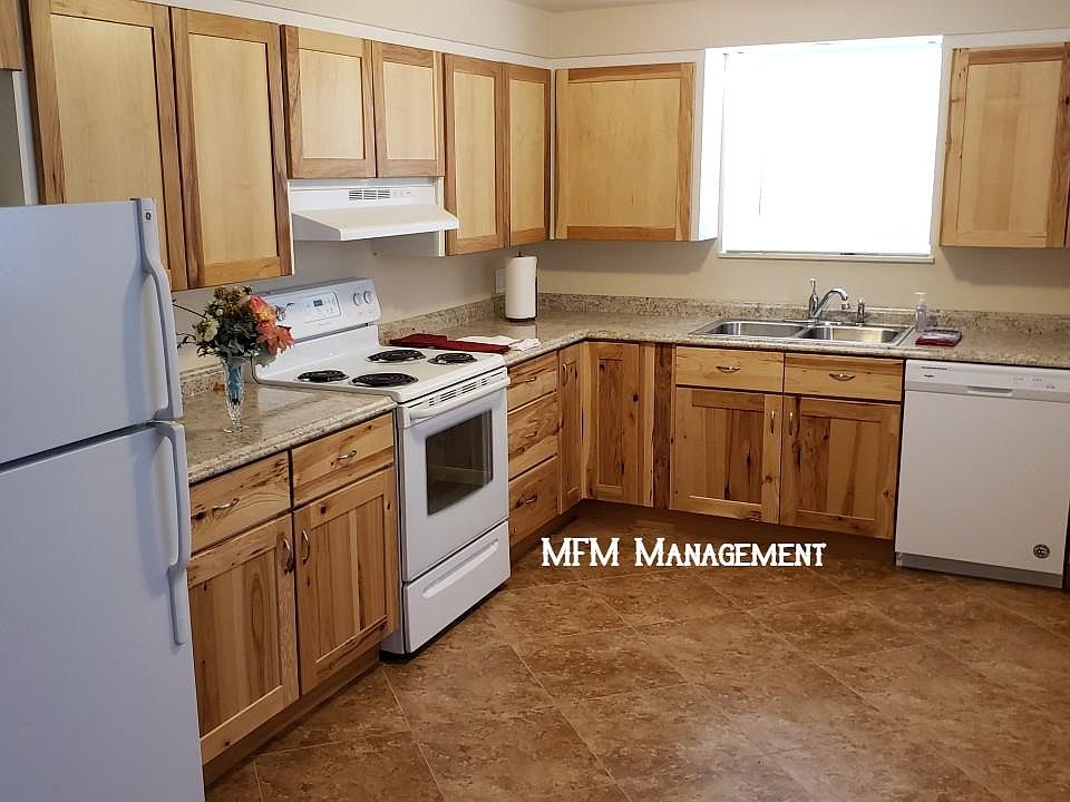 Eat-in kitchen. Dishwasher. New cabinets.