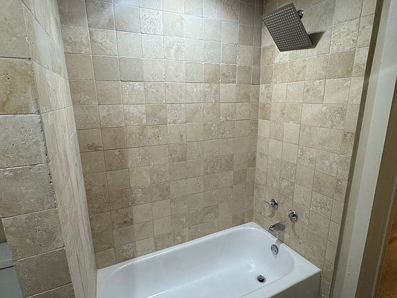 4th image of 2429 Glen Ave