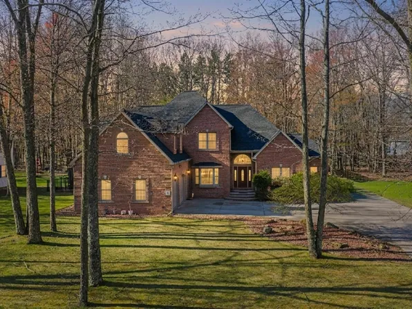 4 Aspen Ln, Gladstone, MI 49837