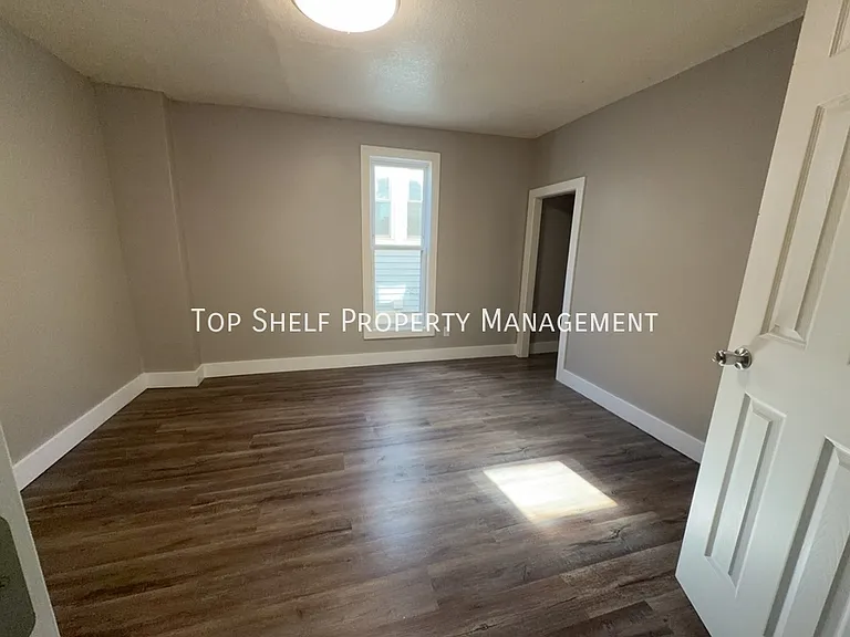 915 E Washington Ave — Photo 5