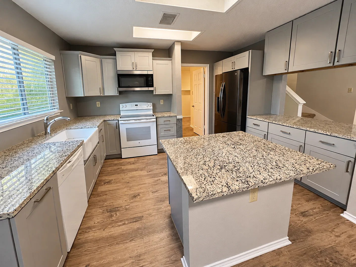 Beautiful 2 Story Home located in the Raintree Neighborhood — Photo 3