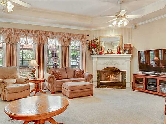 3rd image of 10466 Meadowview Dr