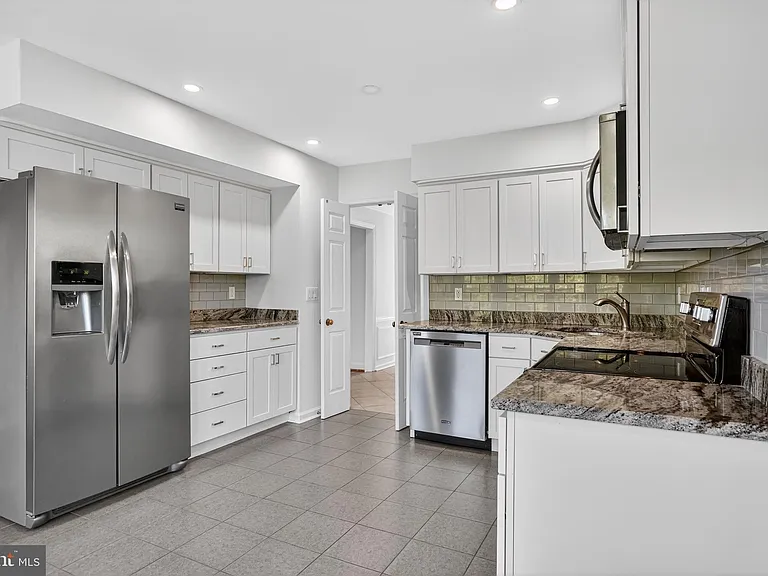 7705 Zulima Ct — Photo 10