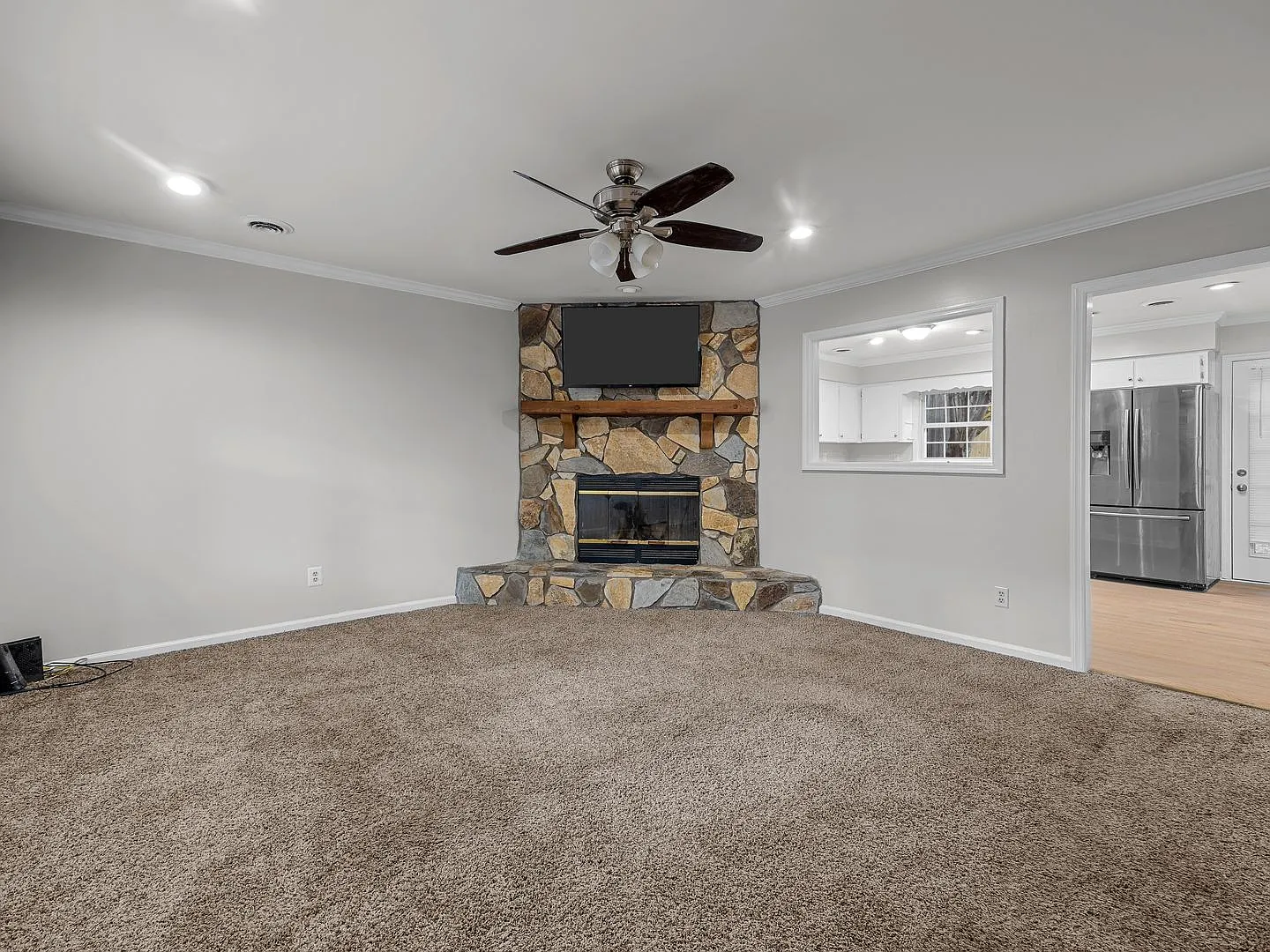 Charming 2br/1.5ba Townhouse Pets Welcome, No Application Fee If Approved — Photo 3
