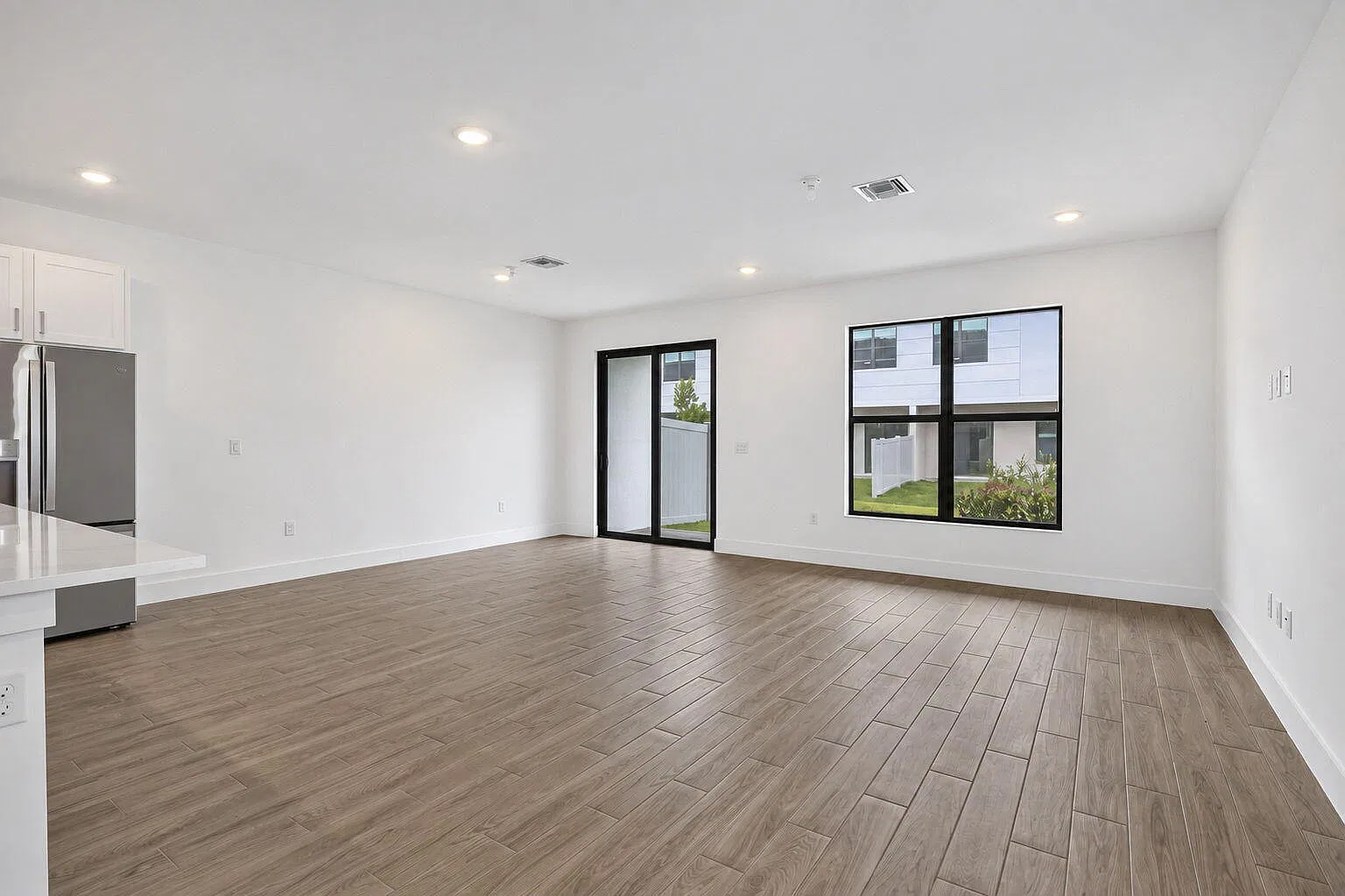 3 bed, 2.5 bath, 1992 sqft, $4,800 — Photo 4