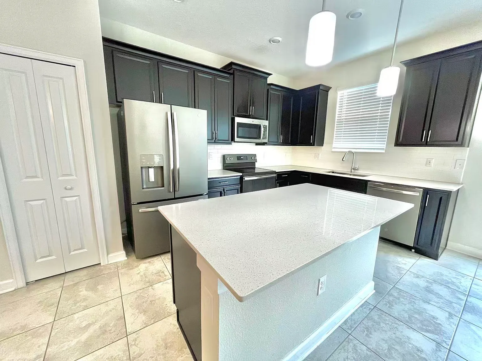 3 bed, 2.5 bath, 2304 sqft, $2,550 — Photo 3